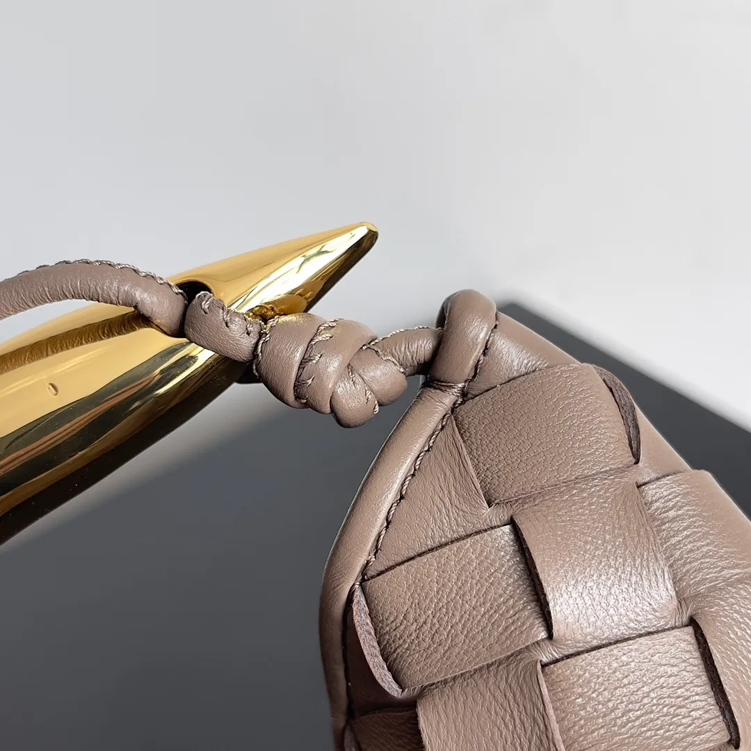 Batch of 1260 BV Mini Sardine is coming‼ ️Super high-end, stainless steel hardware + 24k real gold plating process, fish scales (concave and convex positions) are the finishing touch, the sardine bag that can be carried cross-body is completely beautiful to the heart. The metal element handle and the weaving are perfectly combined to completely integrate the artistic sense and elegance and fashion. It is really like a work of art🏺The large size is elegant, the small size is exquisite and cute, a must-have item for fashionistas, and the details are perfectly reproduced. Style number: 744267 Size 20*12*2.5